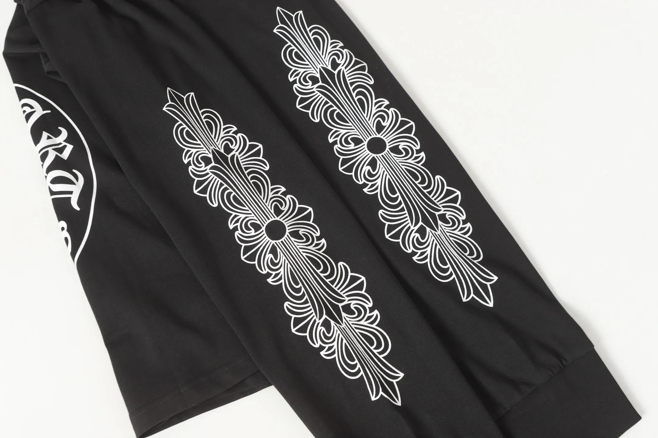 P150 cross-border model, please do not place an order if you pursue perfection -Chrome Hearts/Chrome Hearts 23ss scroll horseshoe Sanskrit printed popular long-sleeved T-shirt -High weight, high density and high quality, soft, delicate and skin-friendly wool, soft and silky to the touch, excellent warmth and skin-friendly properties -Customized weaving and dyeing, no color difference, no matter the fabric or workmanship details, beat the ordinary version on the market -Colour: black white -Size: S M L XL